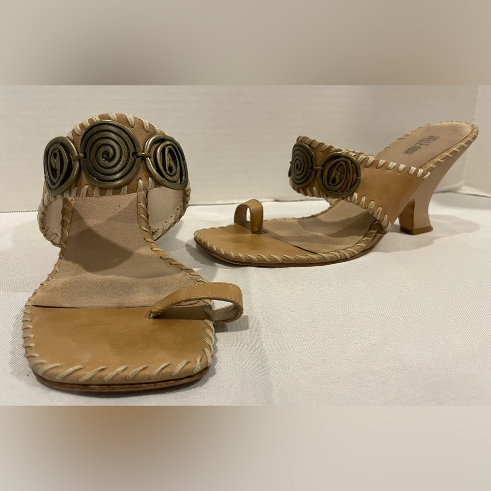 PELLE MODA Tan Leather Metal Emblem Heels Women’s Size 9